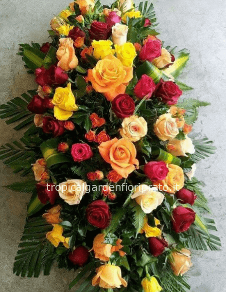 Cuscino essenziale con rose miste colorate