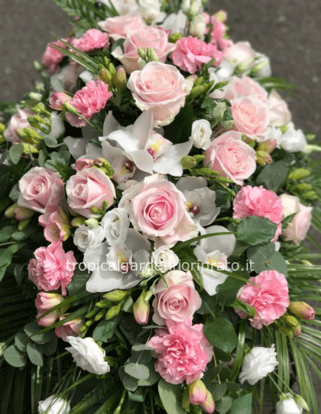 Copricassa bianco e rosa con orchidee, rose e fiori di stagione