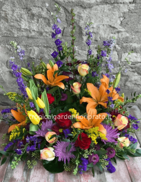 Composizione essenziale fiori colorati