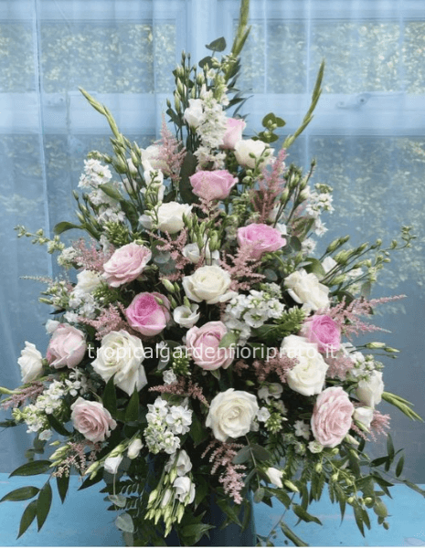 Composizione  essenziale colore bianca e rosa