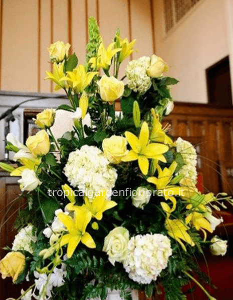 Composizione funebre essenziale con fiori bianchi e gialli