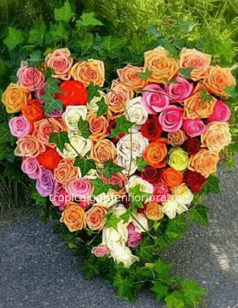 Cuore con rose colorate 30 cm