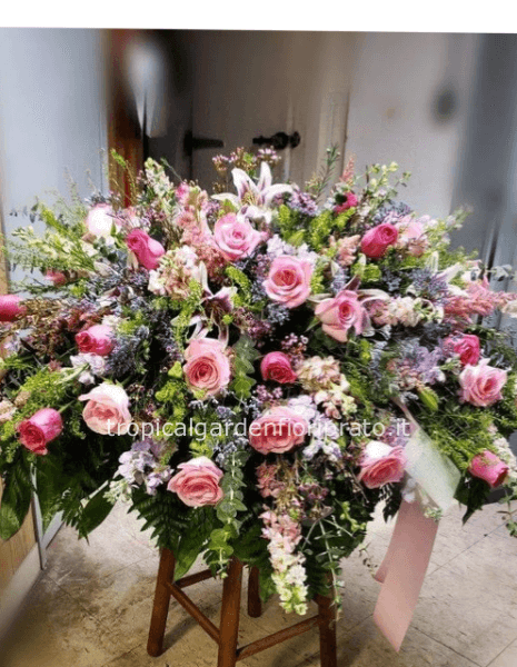 	 Cuscino essenziale con fiori bianchi e rosa