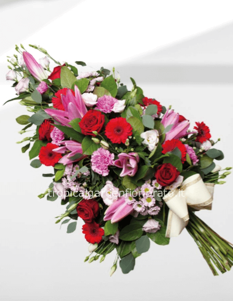 Mazzo grande essenziale con rosse e altri fiori di stagione