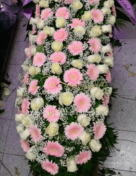 	 Copricassa con rose , gerbere e gypsofila