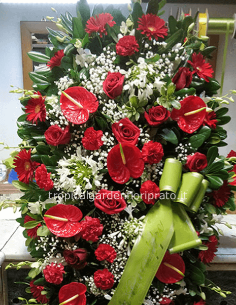 copricassa con anthurium ,rose e fiori bianchi di stagione