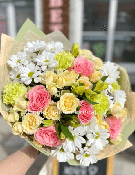 Bouquet con fiori piccoli e colori tenui