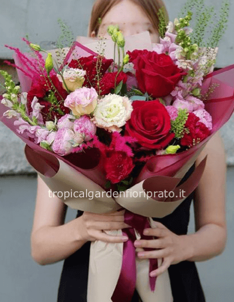 Bouquet Atena essenziale con rose rosse,rosa e fiori di stagione