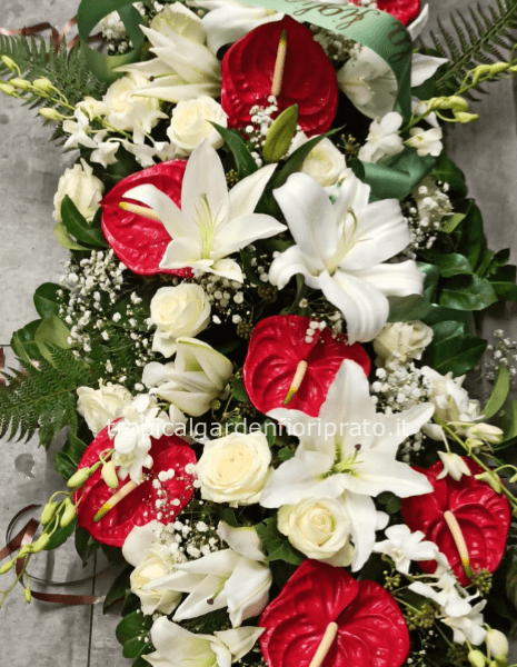 Cuscino essenziale con anthurium, rose, lilium e orchidee