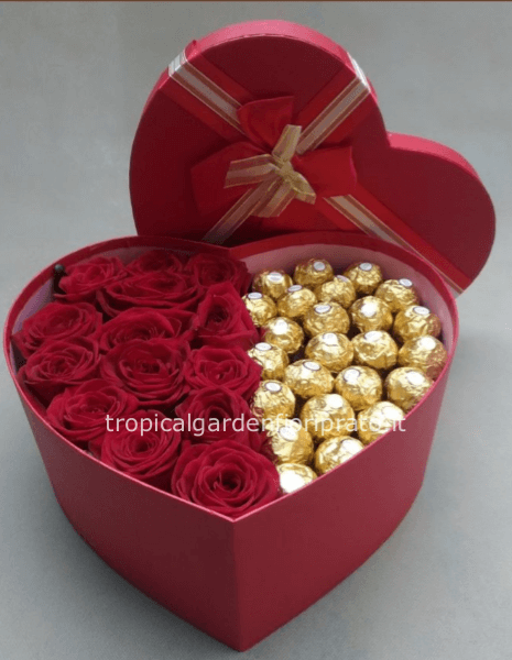 Flower box-Cuore con rose e cioccolatini 