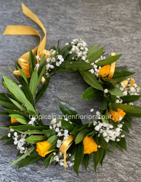 Coroncina laurea con fiori gialli e gypsofila