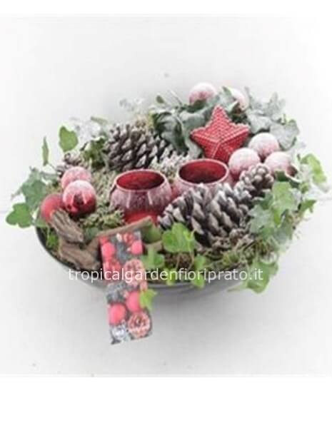 Composizione essenziale centrotavola di buone feste e candele