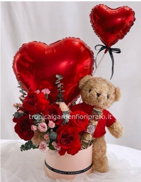 Composizione con rose rosse extra, fiori rosa, peluche,palloncini e cioccolatini