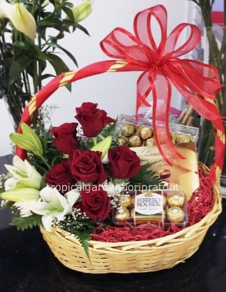 Cesto grande con rose rosse, lilium e scatole di cioccolatini