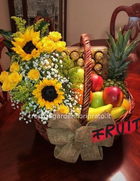 Cesto grande  con fiori, frutta e cioccolatini