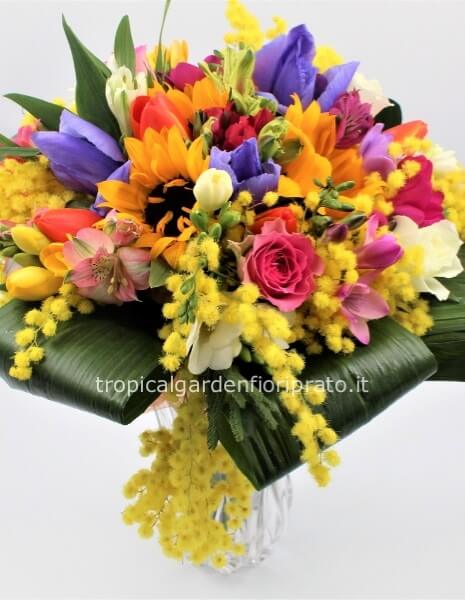 Bouquet essenziale colorato compatto con mimosa