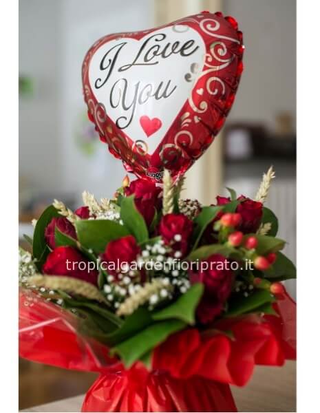 Bouquet essenziale di rose rosse e palloncino