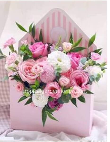 Busta box essenziale con fiori di stagione e rose