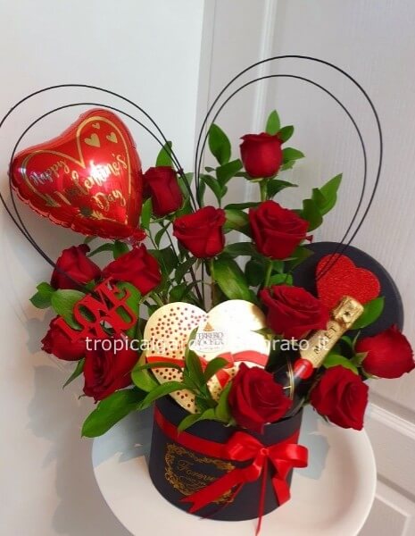 Composizione cupido con una dozzina di rose rosse