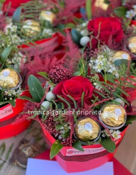Scatola con rosa rossa e cioccolatini