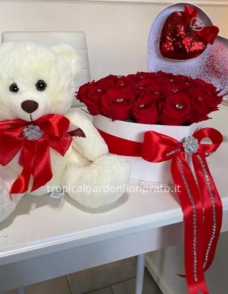 Cupido con scatola a cuore di 15 rose rosse , brillantini simil Swarovski e peluche grande abbinato