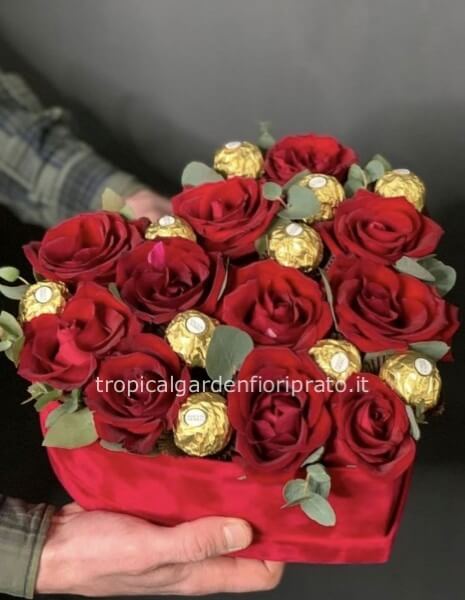 cuore di rose con cioccolatini diffusi