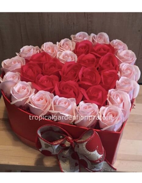 Flower box- cuore con rose rosse e rosa a boccio grande