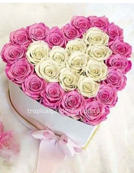 Flower box a forma di cuore. Rose a boccio grande, colore bianco  e rosa