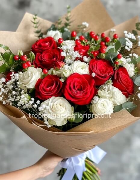 Bouquet essenziale rose rosse, bianche, hypericum e gypsophila