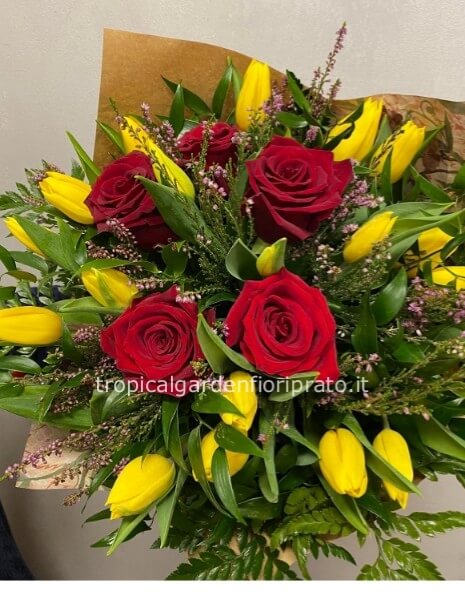 bouquet di rose rosse e tulipani