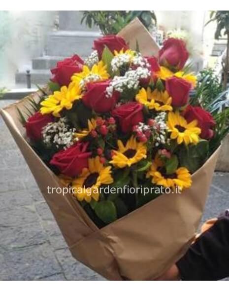 Mazzo di fiori lungo con rose rosse extra e girasoli