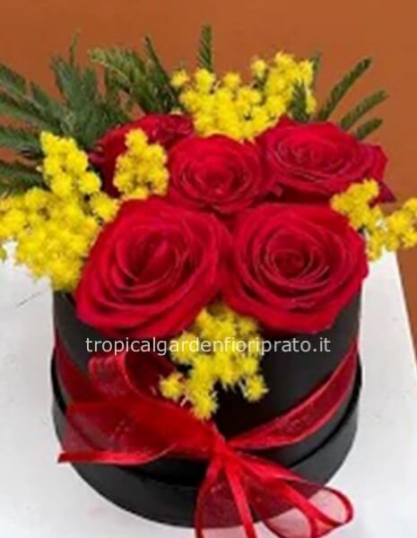 Flower box con mimosa e rose rosse