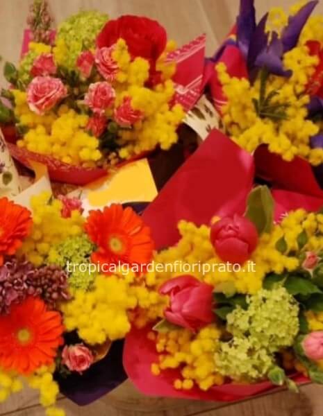 Piccolo bouquet di fiori misti con mimosa