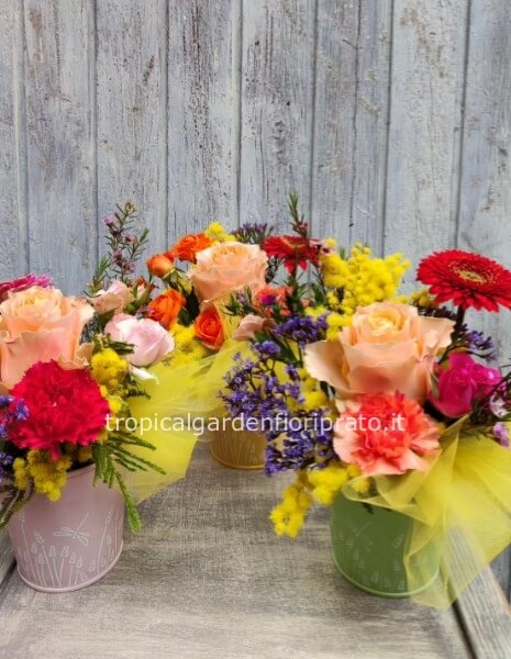 Composizione di fiori misti con vasetto e mimosa