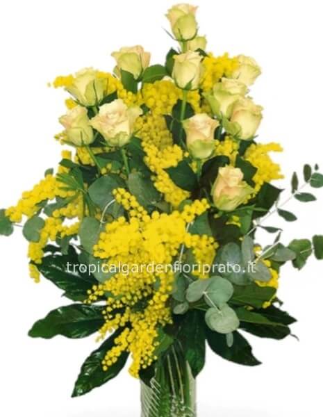 Rose gialle a gambo lungo con mimosa