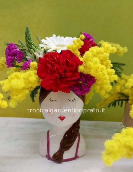 Figura con fiori e mimosa