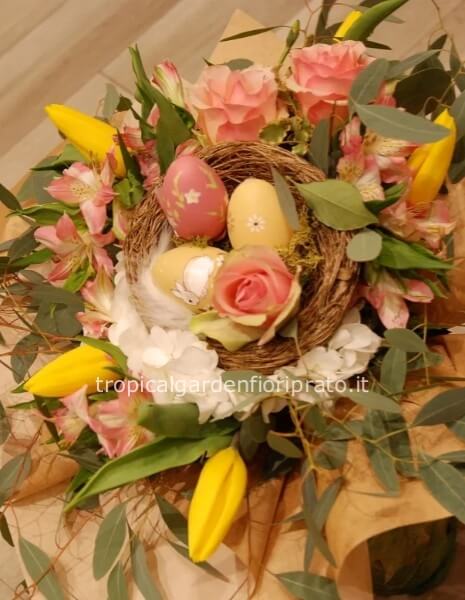 Bouquet di fiori essenziale con nido