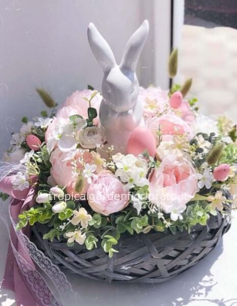 Centrotavola di fiori pasquale essenziale con cesto