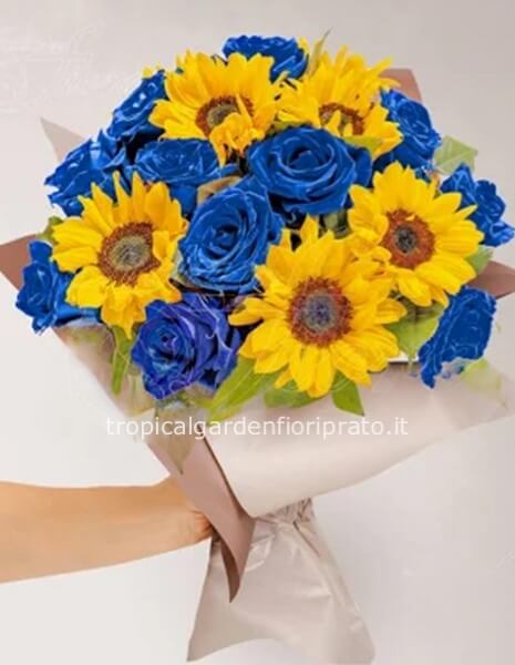 Bouquet essenziale con rose blu e girasoli