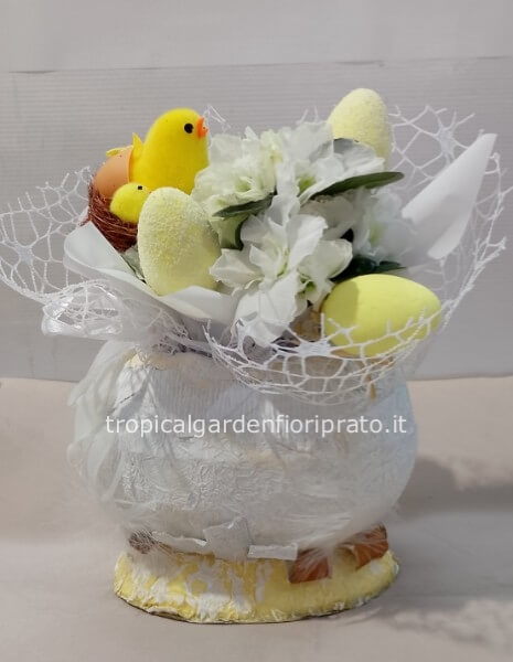 Vaso a forma di uovo con pianta fiorita e confezione pasquale 