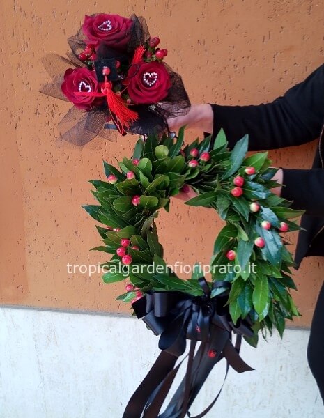 Coroncina e bouquet di rose rosse