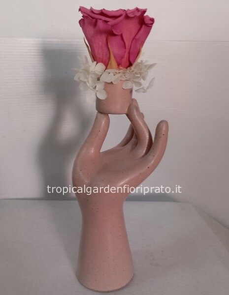 Rosa rosa stabilizzata su mano ,altezza 28 cm
