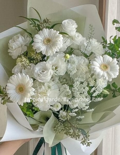 Bouquet essenziale di fiori bianchi di stagione