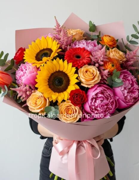 Bouquet essenziale  di peonie e fiori colorati