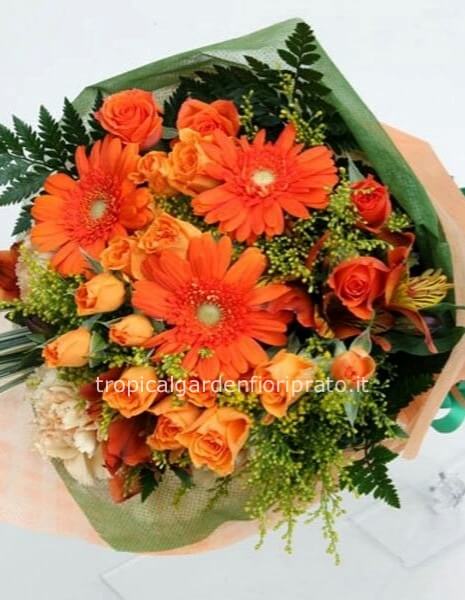 Bouquet arancio essenziale con rose e fiori misti di stagione