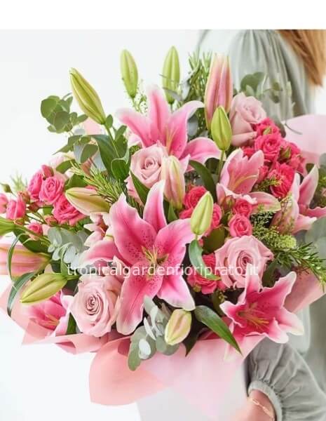 Bouquet essenziale con lilium e rose