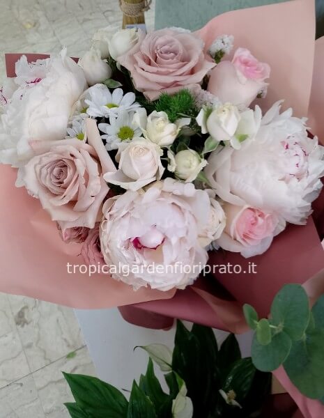 Bouquet essenziale di peonie e fiori misti