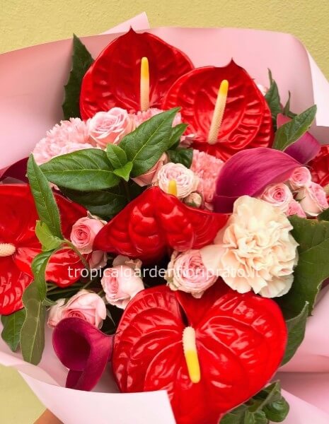 Bouquet essenziale con anthurium e fiori di stagione