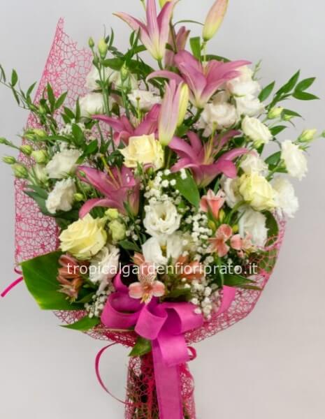 Mazzo lungo misto essenziale con fiori di stagione rosa e bianchi