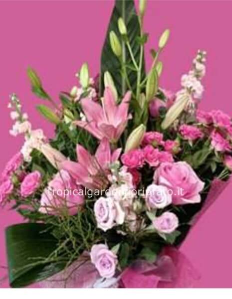 Bouquet allungato con lilium, rose e fiori di stagione